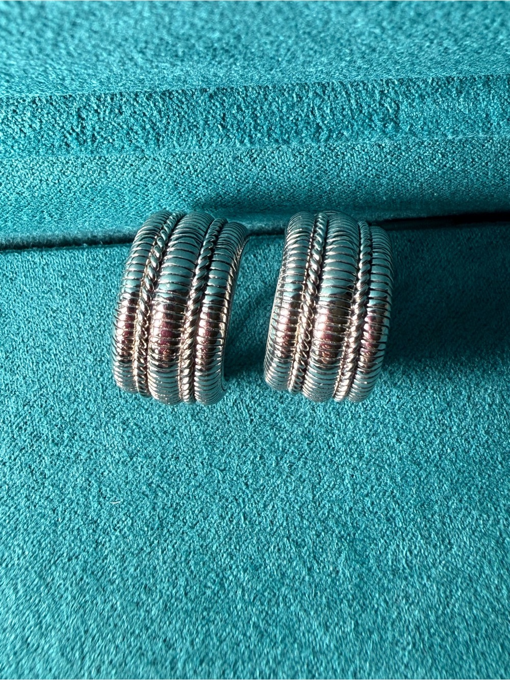 Judith Ripka 925 Sterling Silver Ribbed Hoop Earrings Omega Back Thailand